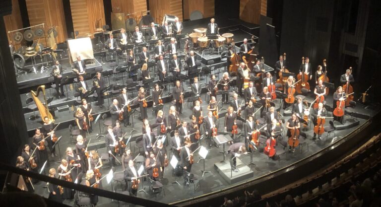 1. Sinfoniekonzert der Spielzeit 2025/26: Musik über das Meer, den Tod und die Welt