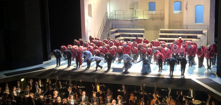 Erste Inszenierung der neuen Intendanz: „Lohengrin“ – Politik und private Tragik vor mystischem Hintergrund