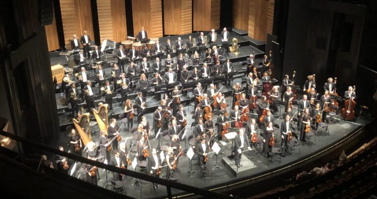 Zweites Sinfoniekonzert: Witz, Noblesse und Klangrausch, drei musikalische Welten