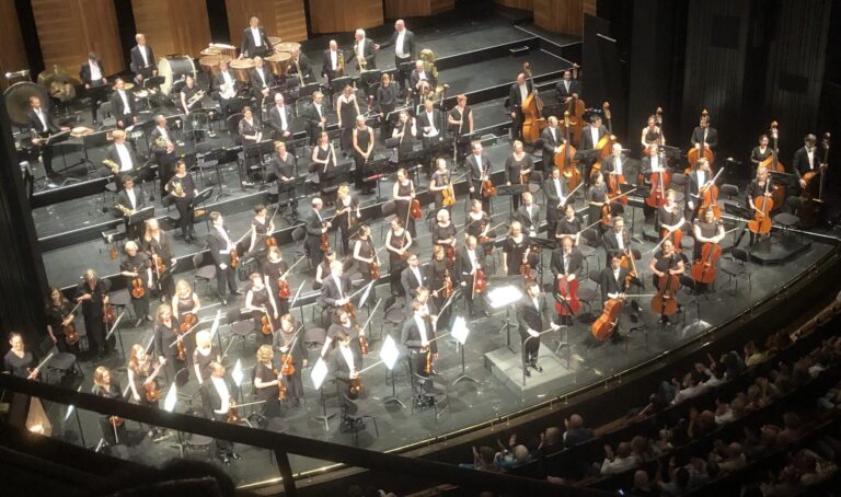 8. Sinfoniekonzert: Ergreifende Seelenlandschaften von Bach, Berg und Schostakowitsch